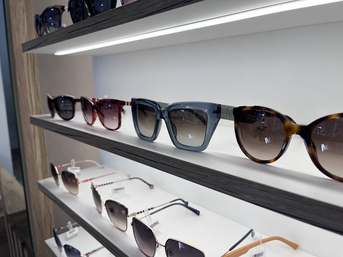 Varias gafas de sol en el expositor